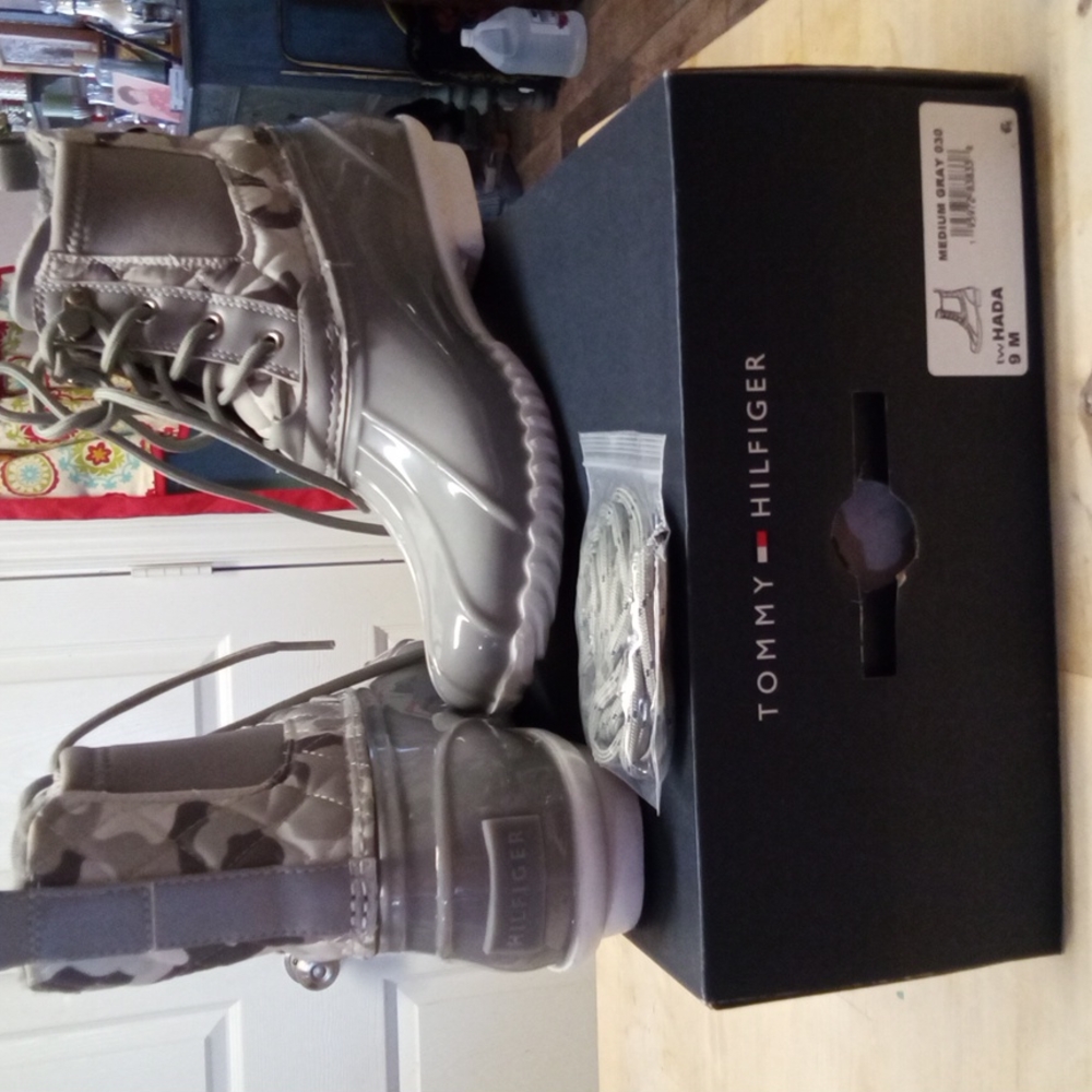 Tommy Hilfiger  Ladies Duck Boot